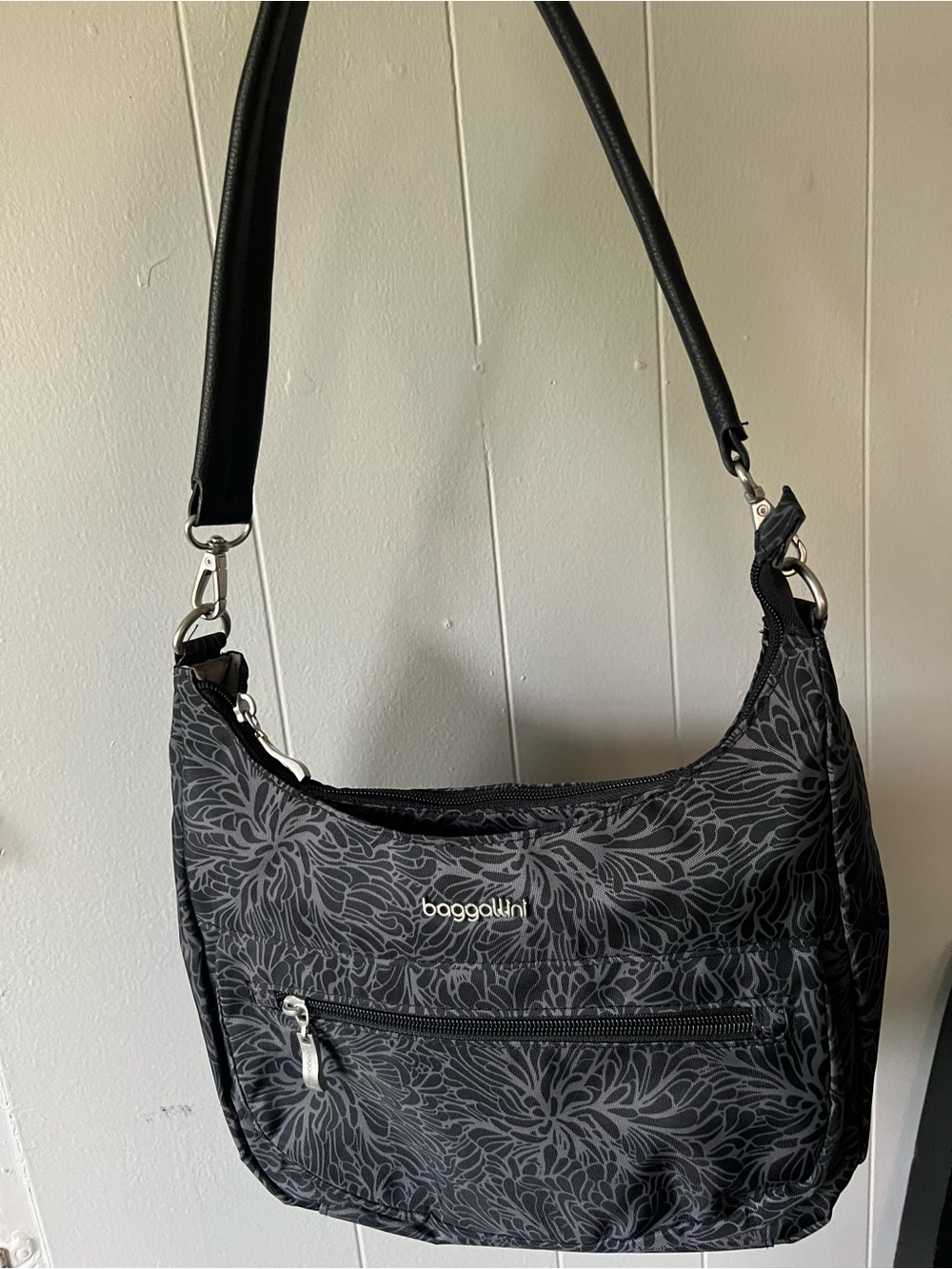 Baggallini Black Gray Floral Nylon Shoulder Bag Zip Inner Pockets Detach Strap